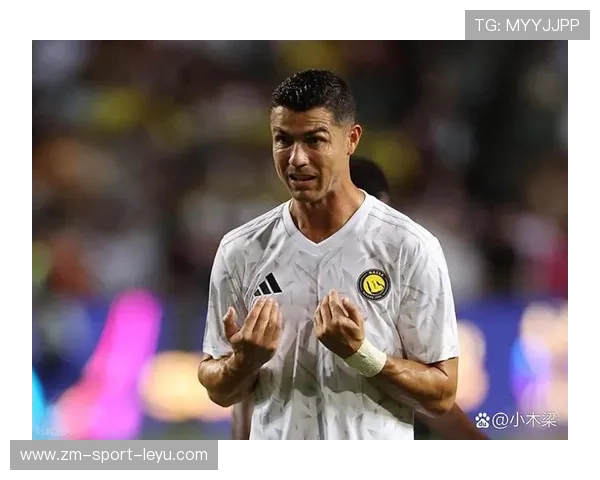 C罗赛后为小球员做示范，教练夸他耐心十足